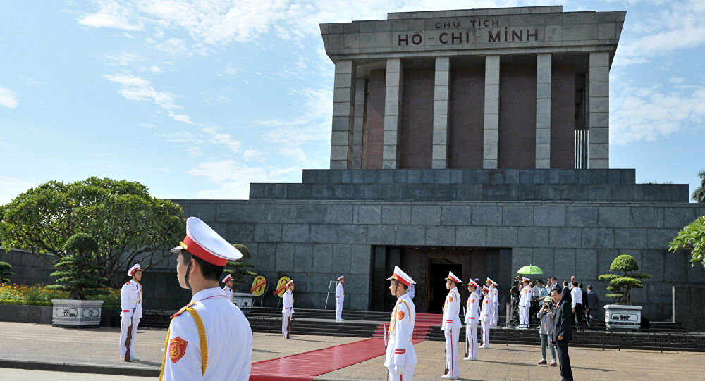 The soldiers guarded solemnly in front of the Mausoleum