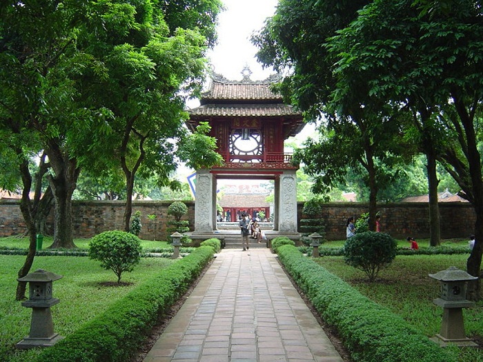 Way to go inside Quoc Tu Giam Temple
